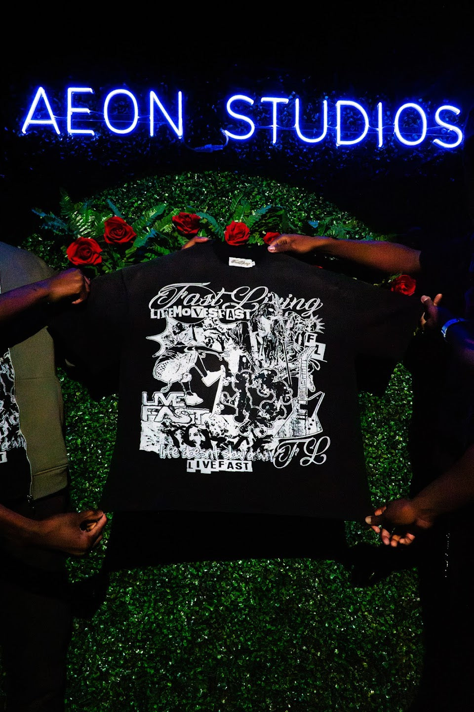 “LIFE GOES FAST” GRAPHIC T-SHIRT